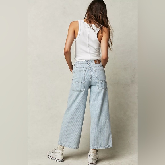 🌟LAST ONE! FREE PEOPLE Piper Mid-Rise Crop Wide-Leg Jeans in Worn Railroad - Picture 4 of 12